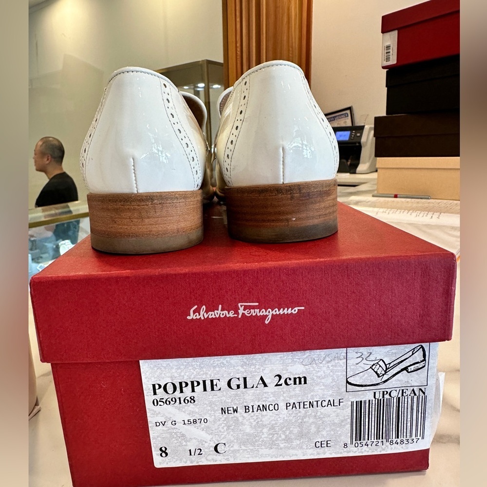🚨Salvador ferragamo flat - Picture 2 of 5